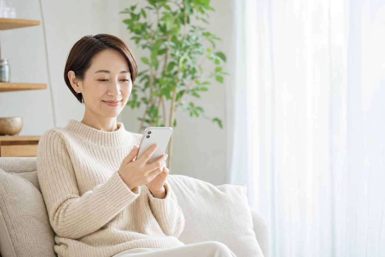 LINEで相談する女性